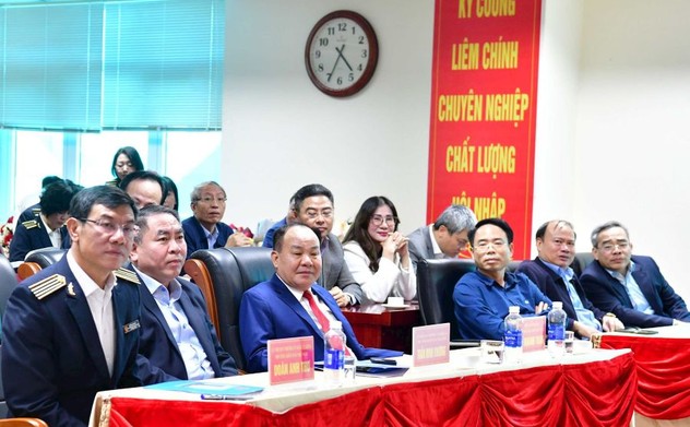 Trao Quyết định về công tác cán bộ tại Kiểm toán nhà nước khu vực VI